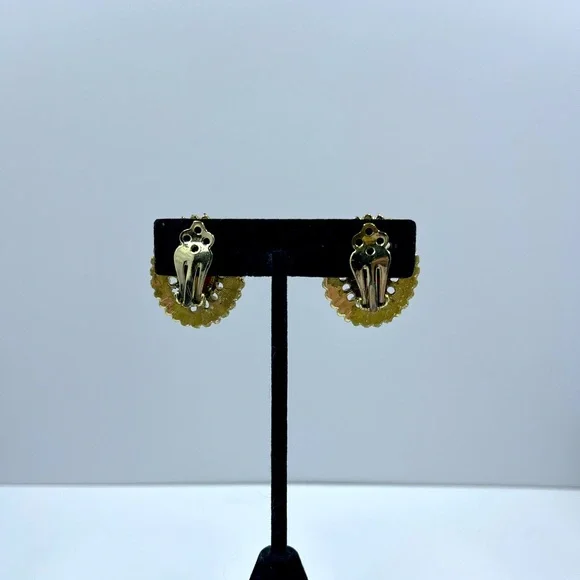 Gorgeous and Unique Vintage Cameo Upside Down Clip On Earrings - Picture 4 of 7